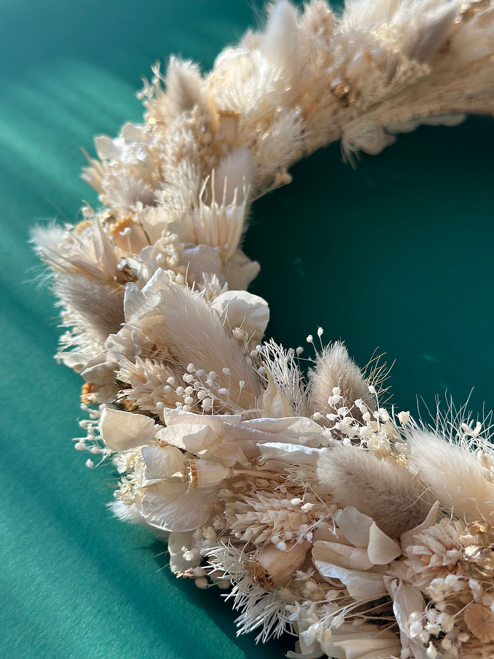 Miniature : Couronne fleurs séchées tons naturels blanc et beige avec doré – pièce unique