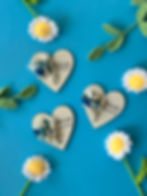 Magnet en bois avec fleurs séchées pour baptême