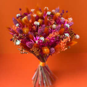 Bouquet de mariée en fleurs séchées orange, fuchsia et pêche