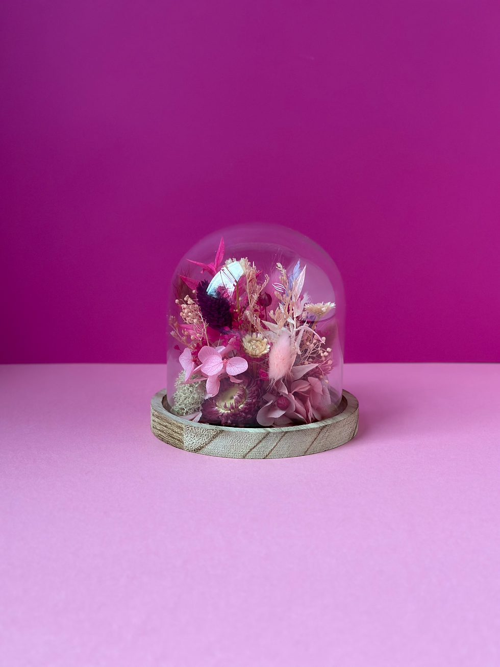 cloche en verre avec socle en bois, fleurs séchées camaïeu de rose