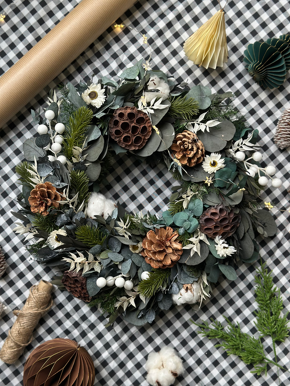 Couronne de Noël blanche artisanale en fleurs séchées