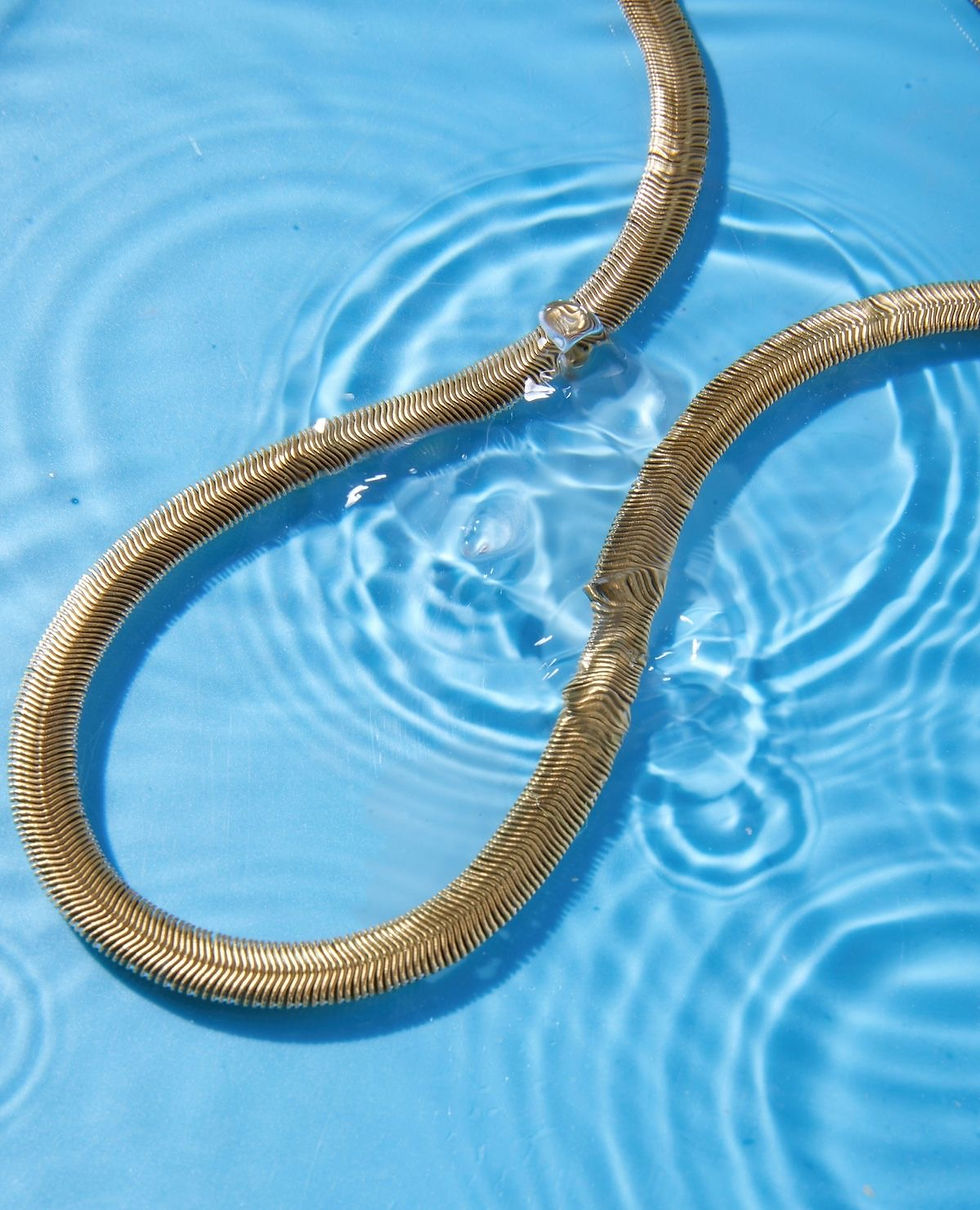Miniature : Dicke Schlangen Kette im Wasser