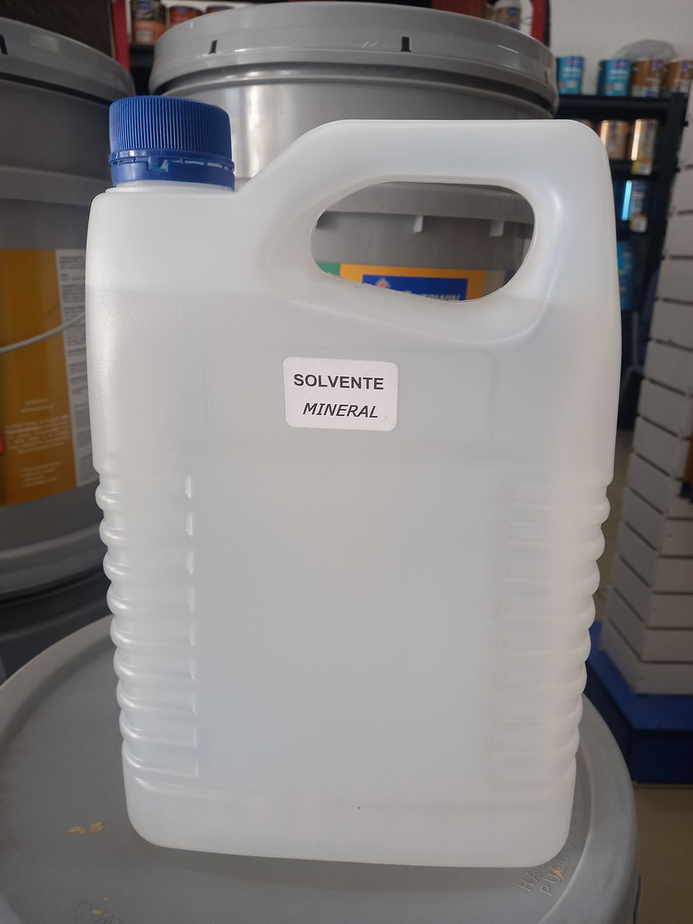 Vista frontal de galón plástico con solvente mineral
