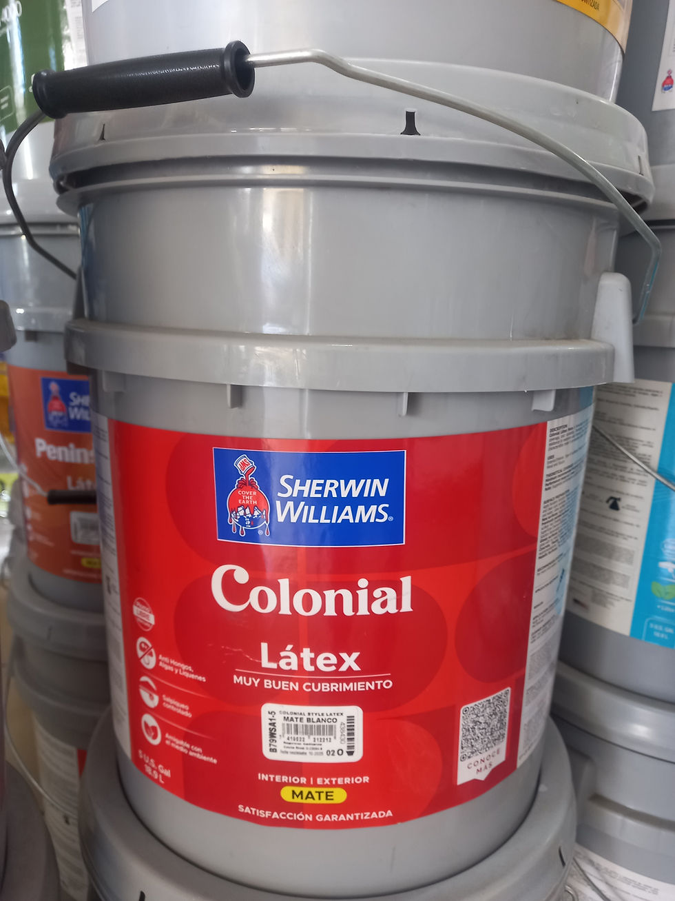 Vista frontal de una cubeta de pintura colonial style látex