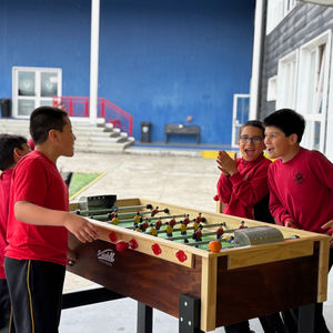 Elternbeirat übergibt neue Fußballtische