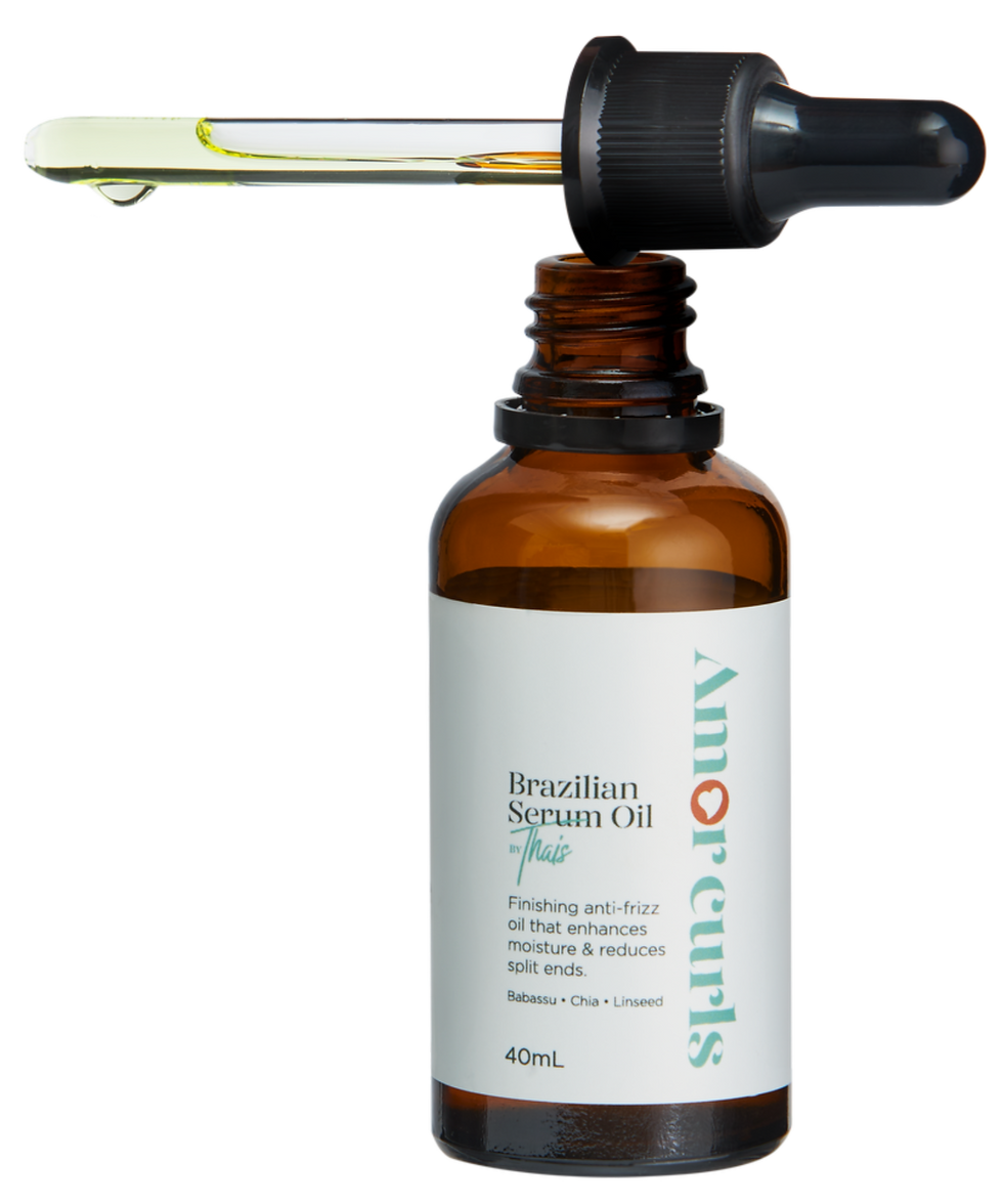 Seal in moisture and add an incredible shine with our Brazilian Anti-Frizz Finish Oil. This blend of babassu, chia, and linseed oils fights frizz and smooths flyaways, giving your curls a polished look without weighing them down.
