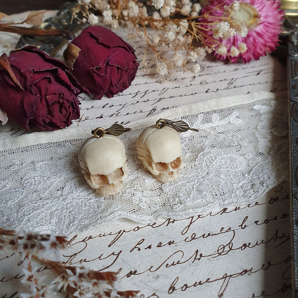 Boucles d'oreilles crâne humain résine bronze gothique