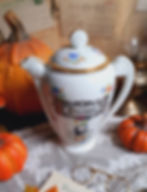Thumbnail: Théiere vintage poison  porcealine or et noir