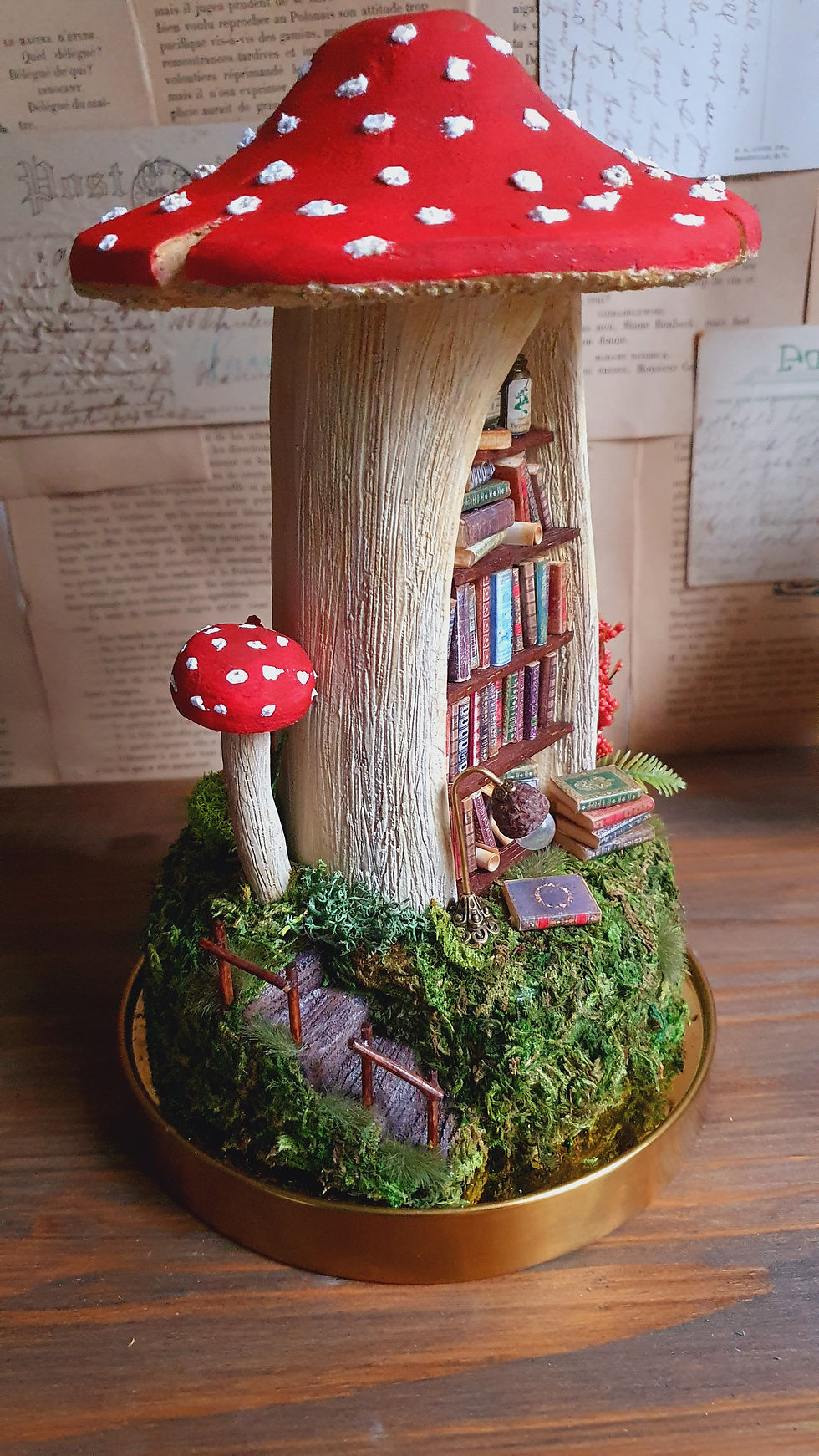 Thumbnail: Diorama Bibliothèque champignon miniature sous globe en verre