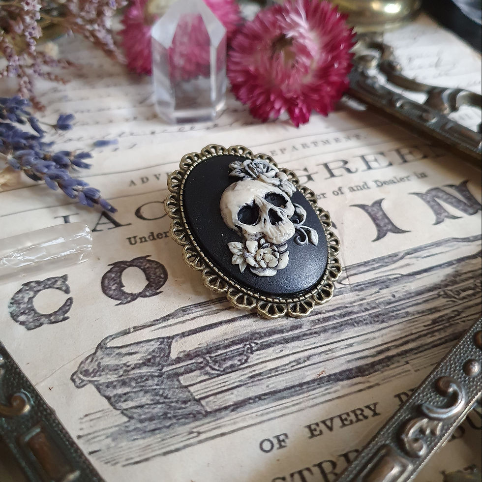 Broche gothique camée crâne et roses couleur bronze