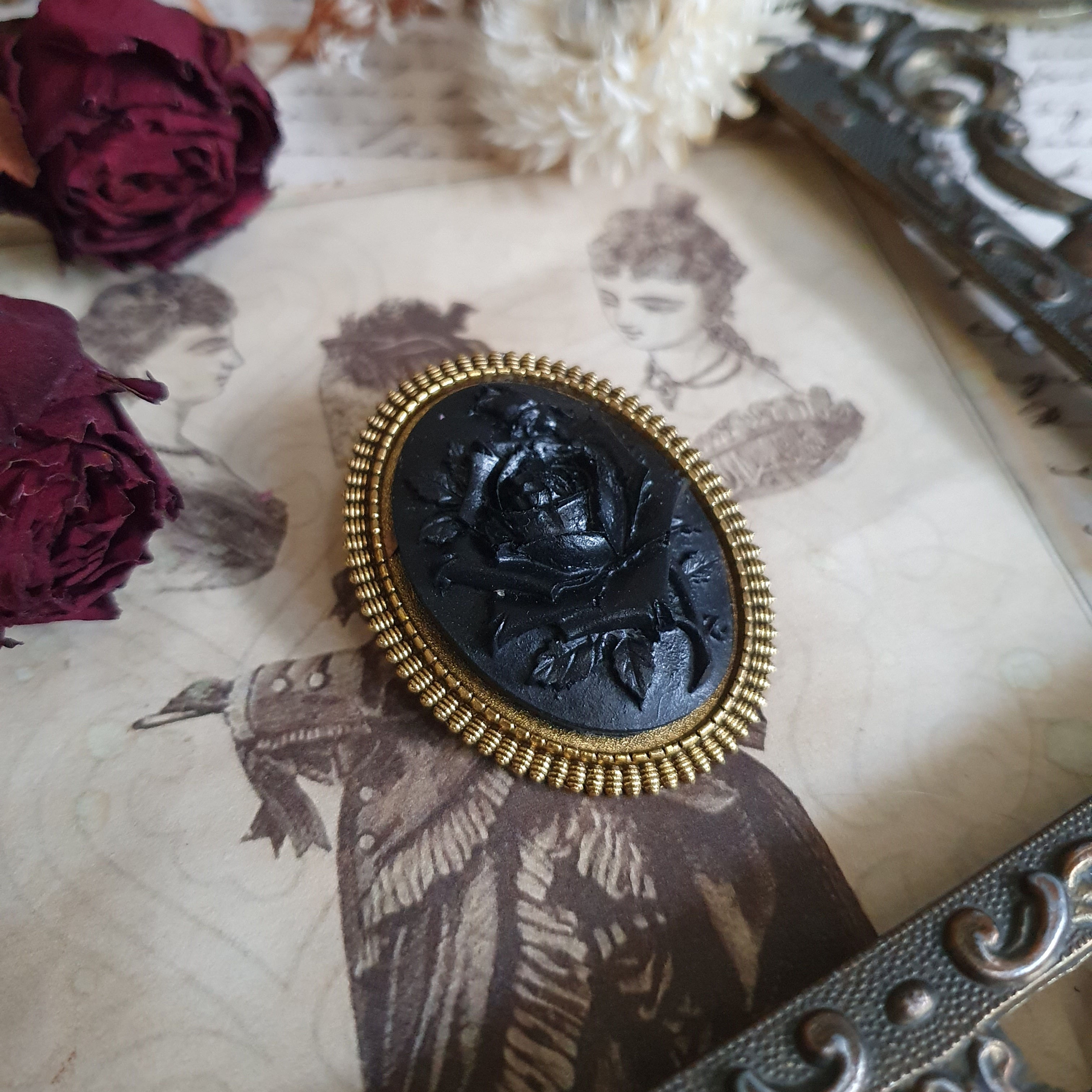 Broche gothique victorienne camée rose noire et or deuil