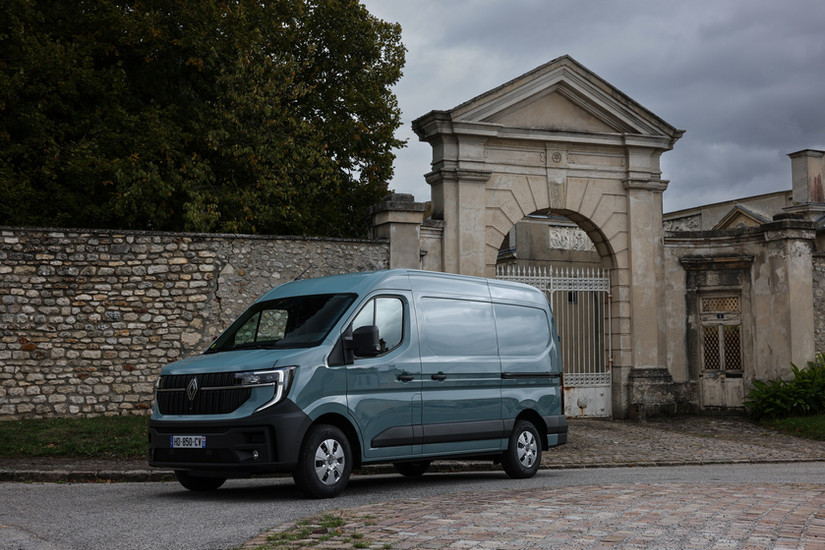 A Master esetében a kormánykerék mögötti bajuszkarral vezérelhető az új automatikus váltó.