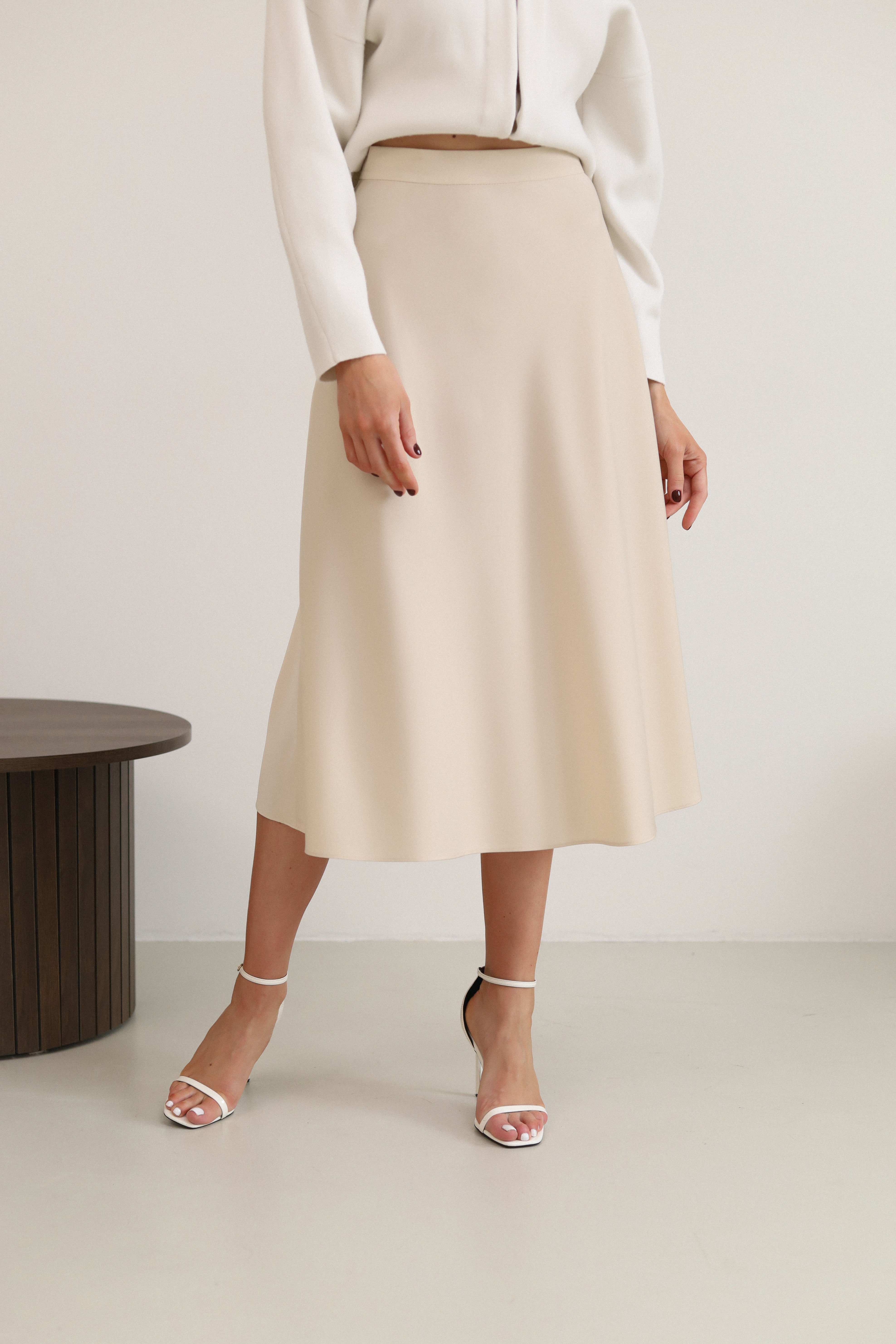 Сатинова спідниця-трапеція ніжно-бежева