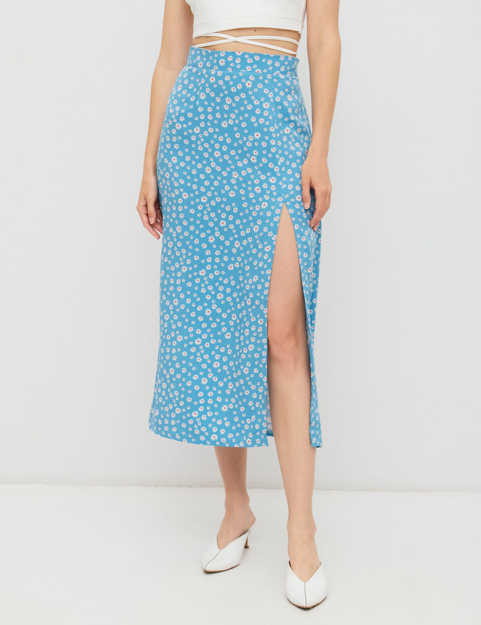 Спідниця з розрізом блакитна в квітах / L