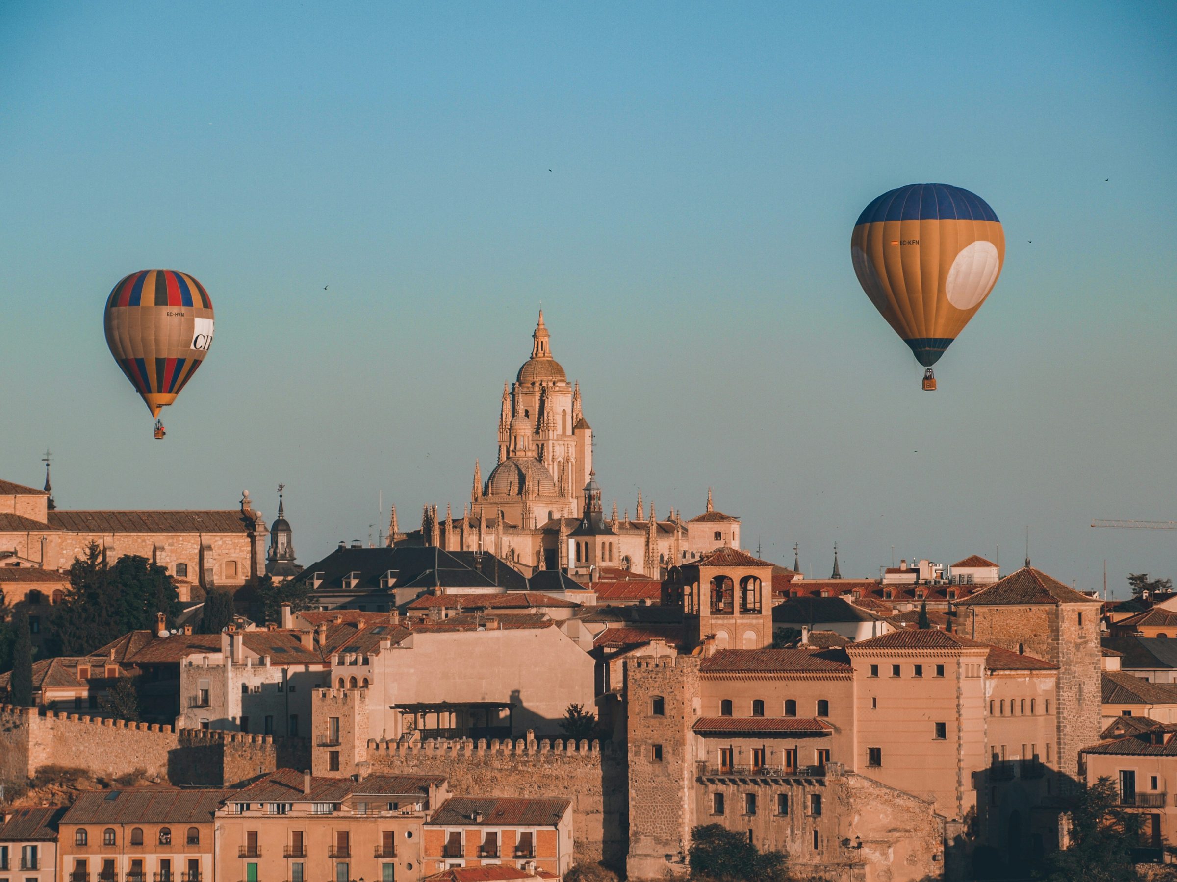 Ballonfahrt über Segovia bei Sonnenaufgang