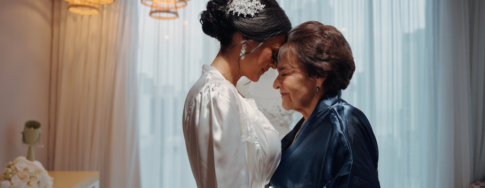 novia y su madre en getting ready