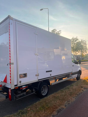 Bakwagen geladen met complete horeca inventaris uit Itagusto Take Away in Spijkenisse.