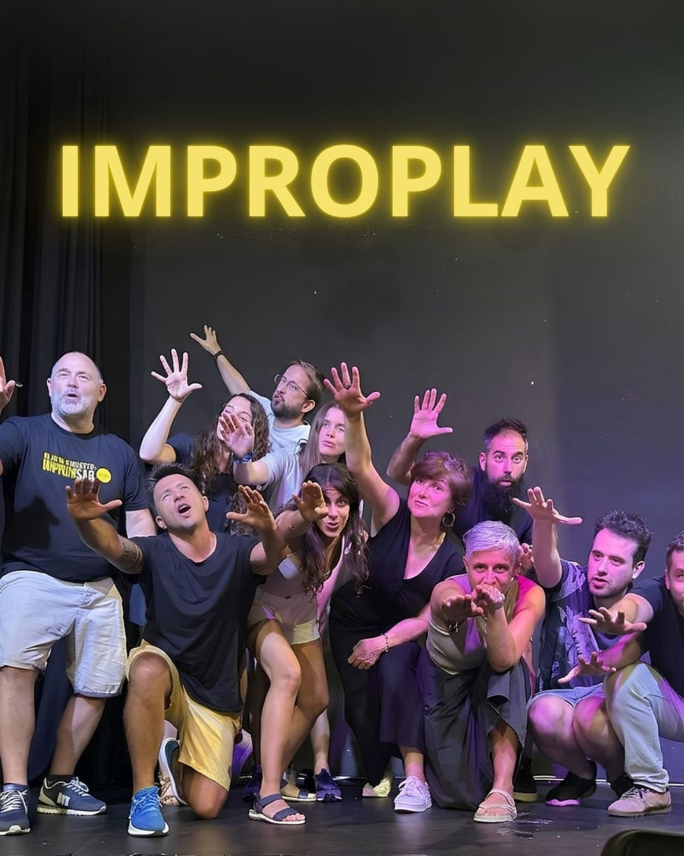Gente adulta improvisando en un escenario en Barcelona