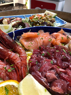 piatti di pesce fresco misto, tonno, gamberi e frutti di mare