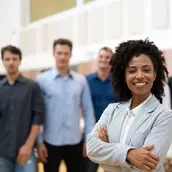 time de gestão de recursos humanos em uma mesa de reuniões