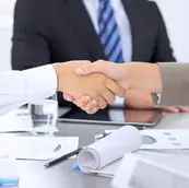 homem e mulher analisando a gestão comercial da empresa em um computador