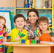 professora ministrando aulas para crianças