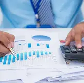 Gestora financeira escrevendo em um quadro branco