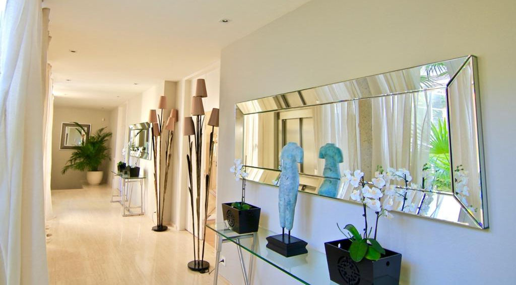 Die Villa befindet sich in der ersten Golflinie von Son Vida und bietet eine Südausrichtung sowie einen offenen Blick auf den Golfplatz. Sie verfügt über einen direkten Zugang aus dem Garten zum Golfplatz. Die Gesamtfläche des Hauses beträgt ca. 790 m², einschließlich der Garagen, während die Terrassen eine Fläche von 320 m² haben. Der Pool hat eine Größe von 9x5 m.

Das Grundstück umfasst insgesamt 2.100 m². Die Villa verfügt über 11 Zimmer, davon 8 Schlafzimmer und 9 Badezimmer, sowie ein Gäste-WC. Die Aufteilung des Hauses ist wie folgt: Im Erdgeschoss befinden sich eine Eingangshalle, ein Wohnzimmer, ein Esszimmer, ein TV-Zimmer, ein Gäste-WC, eine Küche, eine Schmutzküche, ein Hauswirtschaftsraum, ein Weinkeller, 2 Schlafzimmer mit en-suite Badezimmern und eine Angestellten-Wohnung mit einem Bad. Im ersten Stock gibt es ein Familien-Wohnzimmer, eine Master-Suite mit Ankleidezimmer und 2 Schlafzimmer mit en-suite Badezimmern. Im Untergeschoss befinden sich 2 Schlafzimmer mit en-suite Badezimmern und separaten Eingängen, eine Squash-Halle und ein weiteres Badezimmer. Zusätzlich gibt es eine Garage für 4 Autos.
