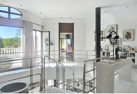 Diese elegante Luxusvilla erstreckt sich über zwei Ebenen und befindet sich in einer bevorzugten Villenwohnlage. Das großzügige Gartengrundstück, das sich leicht am Hang erstreckt und von schönen Palmen- und Orangenbäumen gesäumt ist (automatisch bewässert), beherbergt den beeindruckenden Empfangsbereich der Villa im Obergeschoss, der über einen gläsernen Fahrstuhl und eine Galerie erreichbar ist. Die Hauptwohnebene im Erdgeschoss geht nahtlos in großzügige und aufwändig gestaltete Terrassenbereiche über, die einen integrierten Wasserfall-Swimmingpool und Jacuzzi umfassen. Die Villa ist nach Südwesten ausgerichtet und zeichnet sich durch ihr italienisches Design aus, bei dem sorgfältig ausgewählte Materialien, hauptsächlich hochwertiger Marmor, verwendet wurden. Exklusive Ausstattungsdetails und ein atemberaubender Blick über den Golfplatz von Bendinat bis hin zum Meer runden dieses Angebot ab.