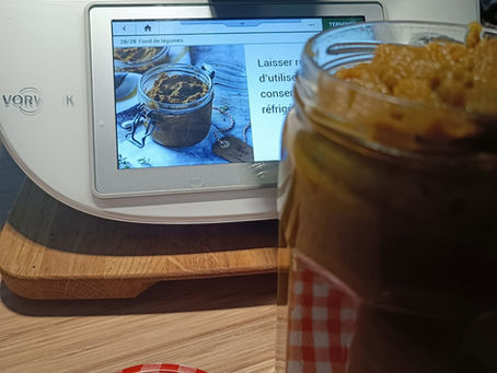 Fond de légumes maison zéro gaspillage préparé avec des épluchures, fanes et restes de légumes au Thermomix TM7