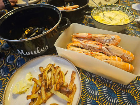 Aïoli au Thermomix servi avec langoustines, moules et frites maison