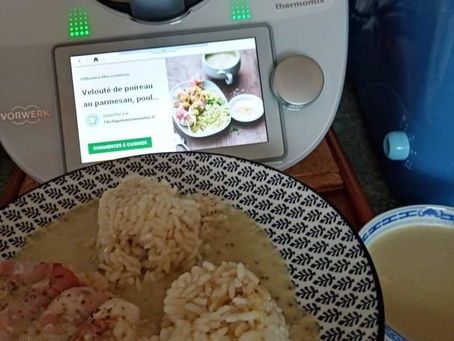 Poulet bardé au bacon servi avec quinoa et velouté de poireaux