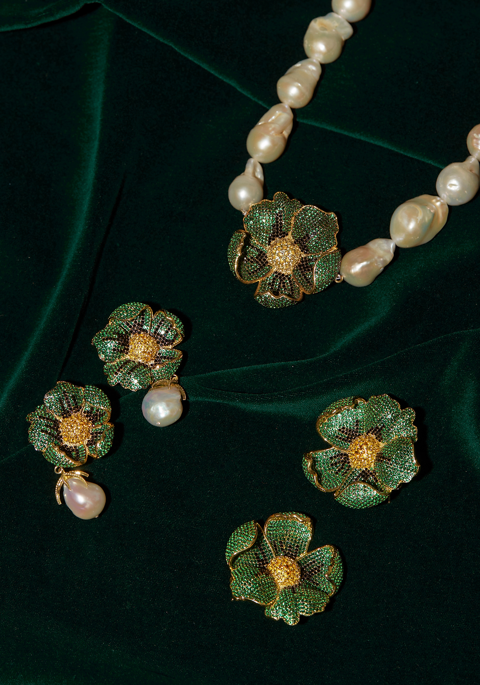Miniaturbild: Poppy Flower Baroque Pearl Earrings Emerald Green Gold