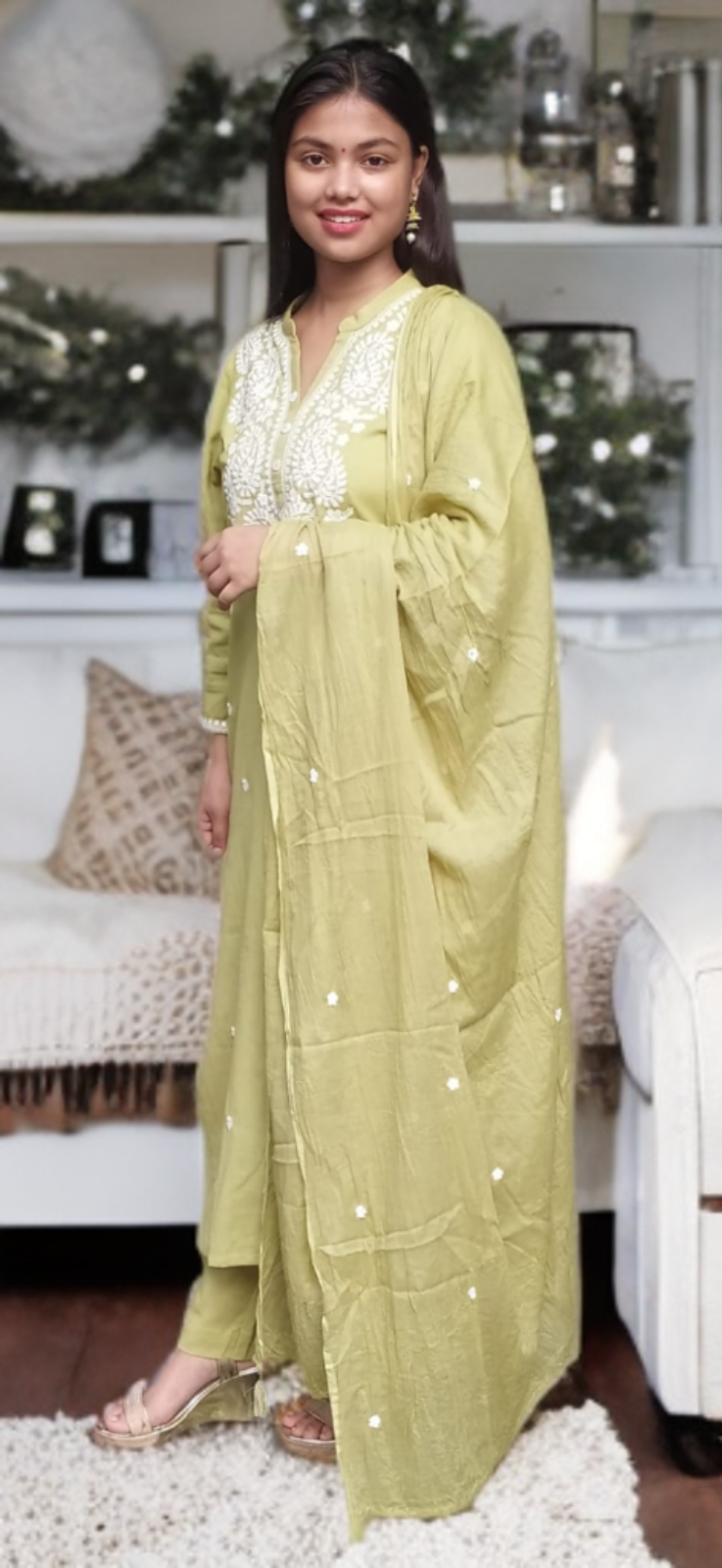 Thumbnail: Ocado Green Embroidered Kurta set