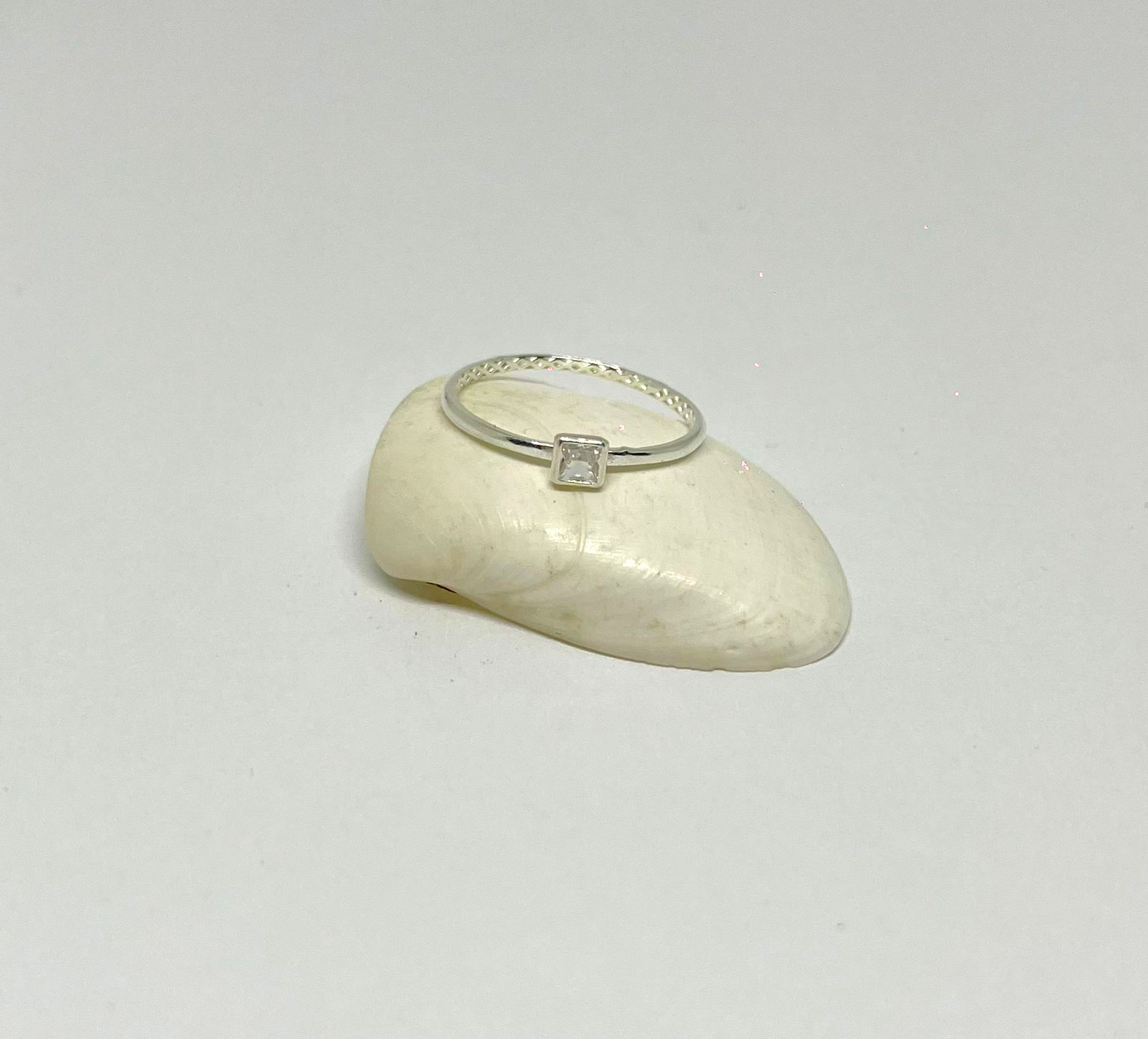 ANEL SOLITÁRIO QUADRADO CRAVEJADO