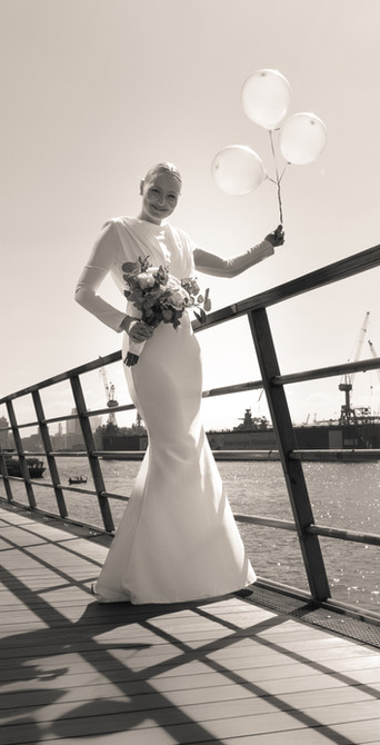 Sepia-Foto einer Braut im Hamburger Hafen mit markanten Konturen und Formen, die die Eleganz und Atmosphäre der Kulisse einfangen.