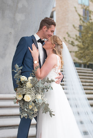 Brautpaar wird elegant und modern in der Hafencity in Hamburg abgelichtet. Professionell und elegante Aufnahme mit einem ambitionierten Hochzeitsfotografen