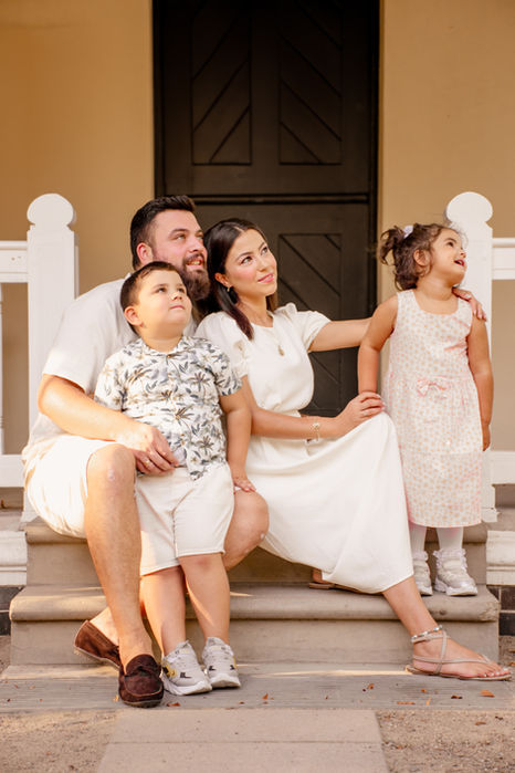 Familienshooting im Jenischpark innig, liebend, natürlich und authentisch fotografisch eingefangen. 