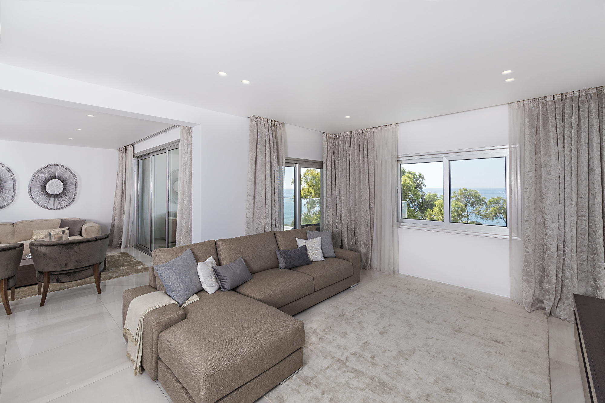 Luxury Beachfront Four Bedroom Apartmentr-2