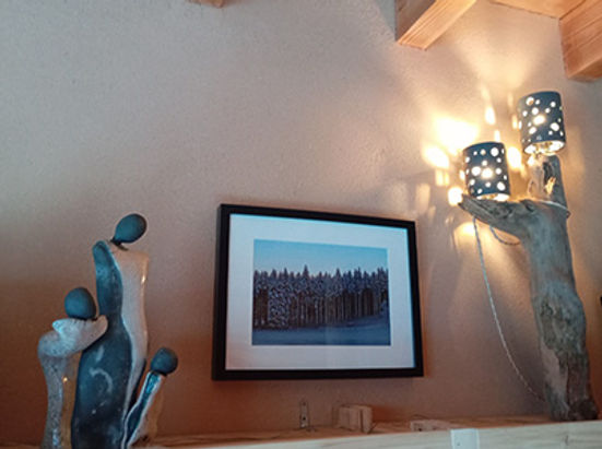 Sculpture en terre cuite raku, photographie du Vercors et lampe en bois flotté dans le gîte écologique en terre crue