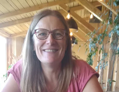 Portrait de Christelle Verneret, architecte HQE et fondatrice du gîte écologique La Noyeraie du Gît à Saint-Quentin-sur-Isère