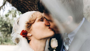 2 mariés qui s'embrassent.