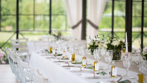 Grande table dans une salle de réception pour un mariage.