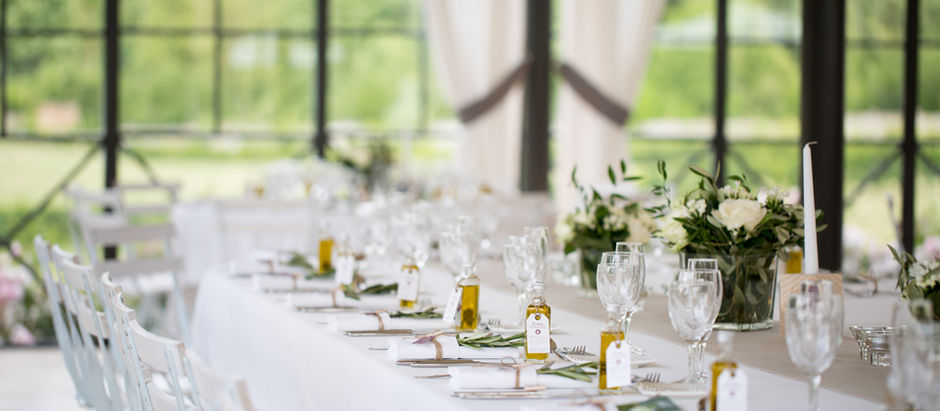 Grande table dans une salle de réception pour un mariage.