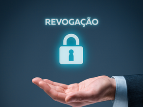 Uma com a palma para cima, apoiando um cadeado digital para simbolizar a segurança do processo de revogação