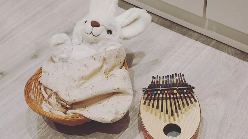 Nuage le bébé lapin des atelier isamusik éveil des sens