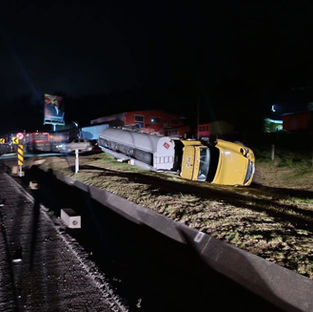 En la vía al Llano, volcamiento de carrotanque en el k8+900 ha afectado la movilidad