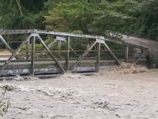 En Guayabetal, alerta roja en el puente Ocal por creciente del Río Negro y río Blanco
