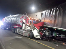 En la vía Llano, cierre total por fuerte choque de dos vehículos de carga en el túnel Renacer