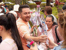 En Fómeque, alcalde Esneider Acosta rindió homenaje a las mujeres de su municipio con detalles y serenata